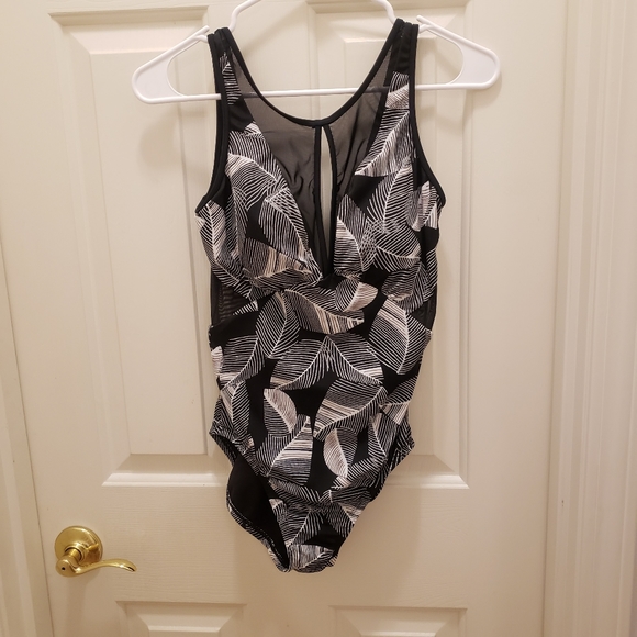 Time and Tru Black and White One Piece Swi… - Picture 2 of 4